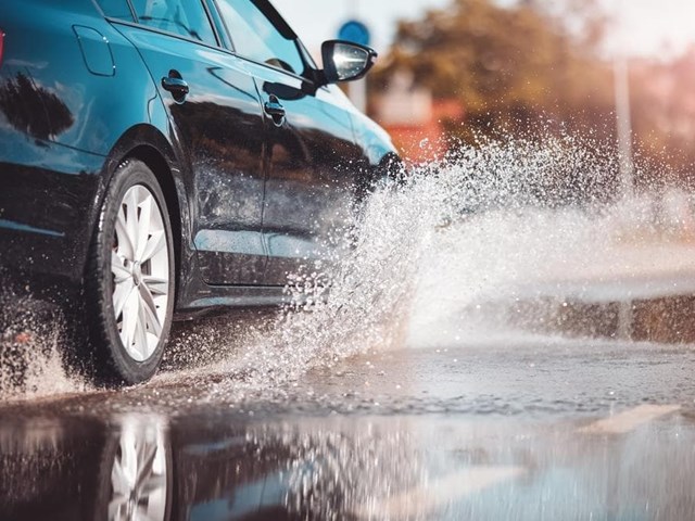 Cómo proteger su coche del frío y la lluvia: trucos y productos